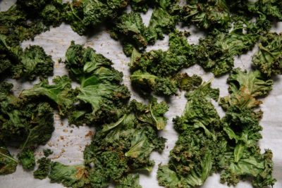 Kale chips by charlesdeluvio on UnSplash