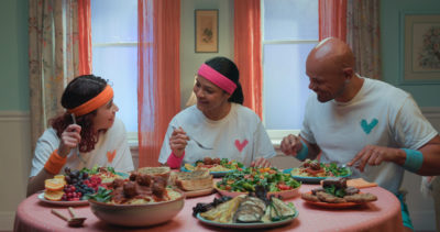 Filmstill aus dem Veganuary-Spot 2023: Familie beim Abendessen