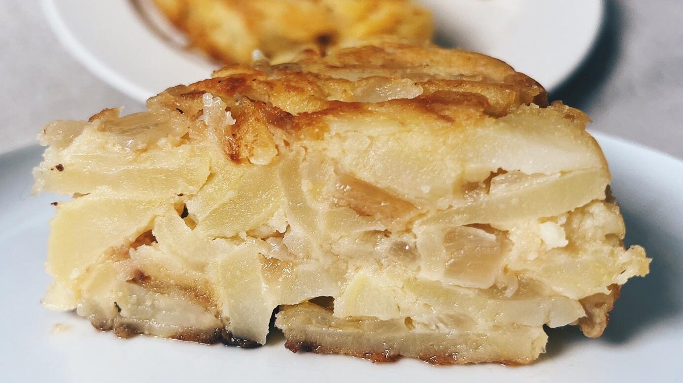 Tortilla de patata vegana con cebolla